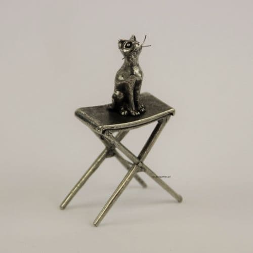 Chat sur siège pliant en étain