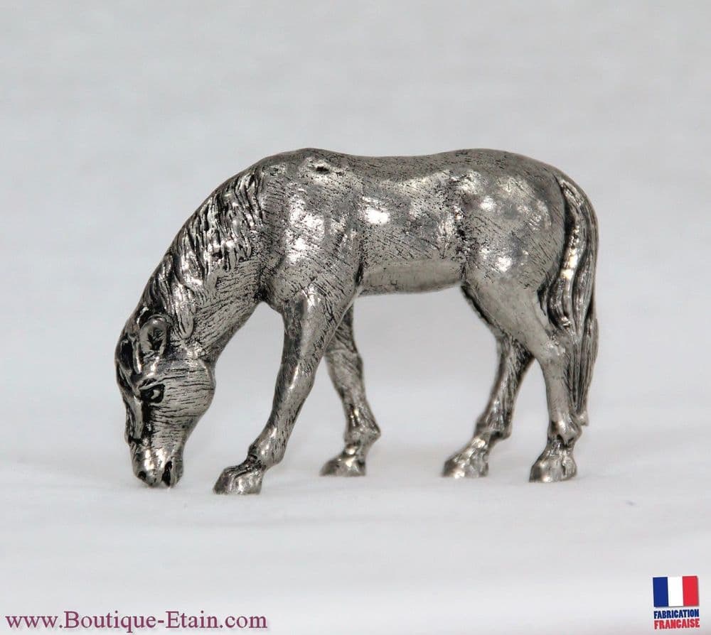 Cheval qui broute en étain