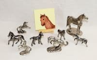 Cheval sur socle en étain