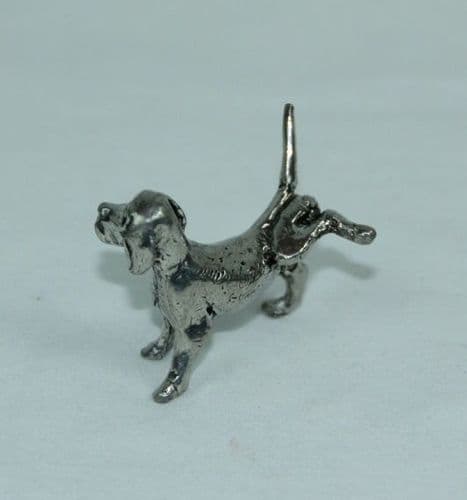 Chien 'lève patte' se soulage