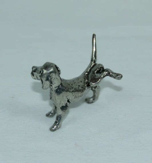 Chien 'lève patte' se soulage