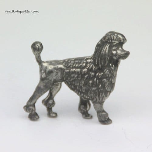 Chien le caniche toiletté en étain