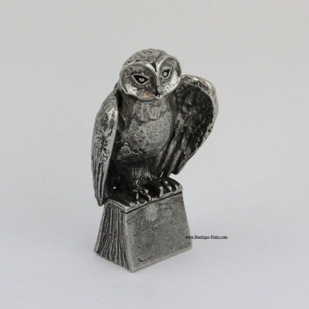 Chouette hulotte chat-huant sur livre en étain ailes ouvertes H:8cm