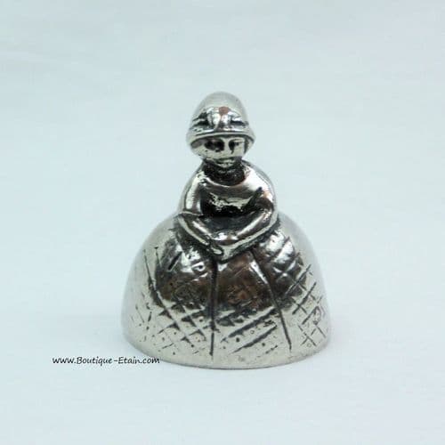 Cloche en étain T1 femme au chapeau