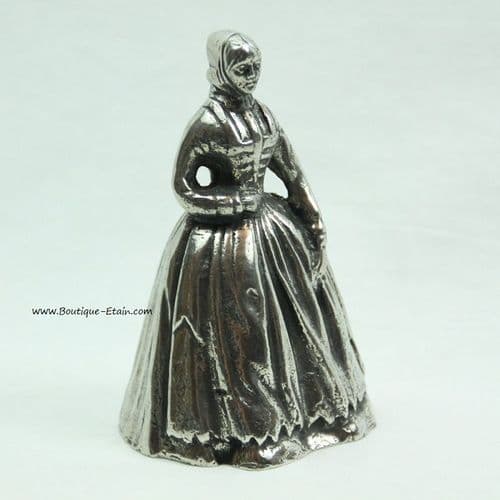 Cloche en étain T4 femme en robe