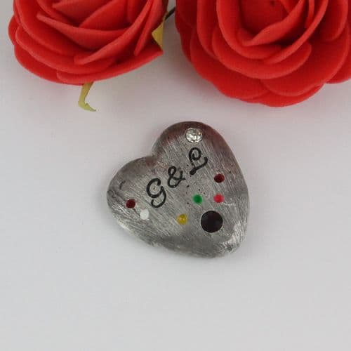 Coeur cœur en étain gravé + strass et couleurs