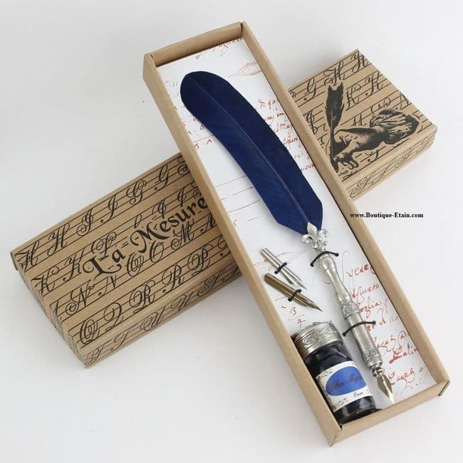 Coffret calligraphie fleur de lys en étain et plume bleue