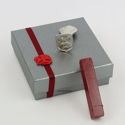 Coffret sceau en étain , cachet croix des Templier + baton de cire