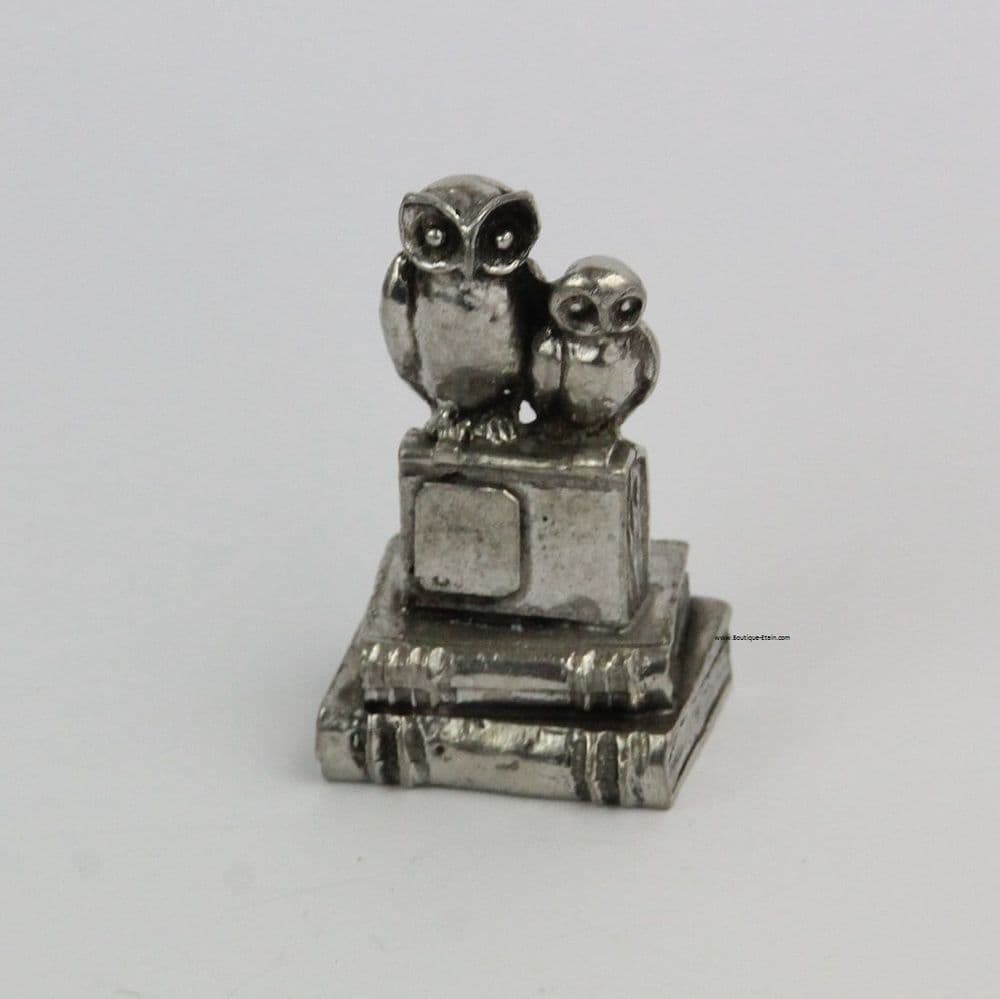 Couple chouette et hibou sur livres en étain