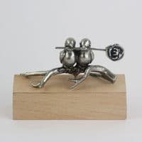 Couple d'oiseaux en étain sur socle bois clair