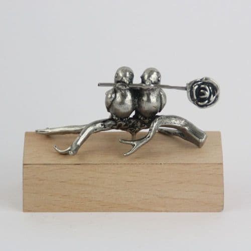 Couple d'oiseaux en étain sur socle bois clair