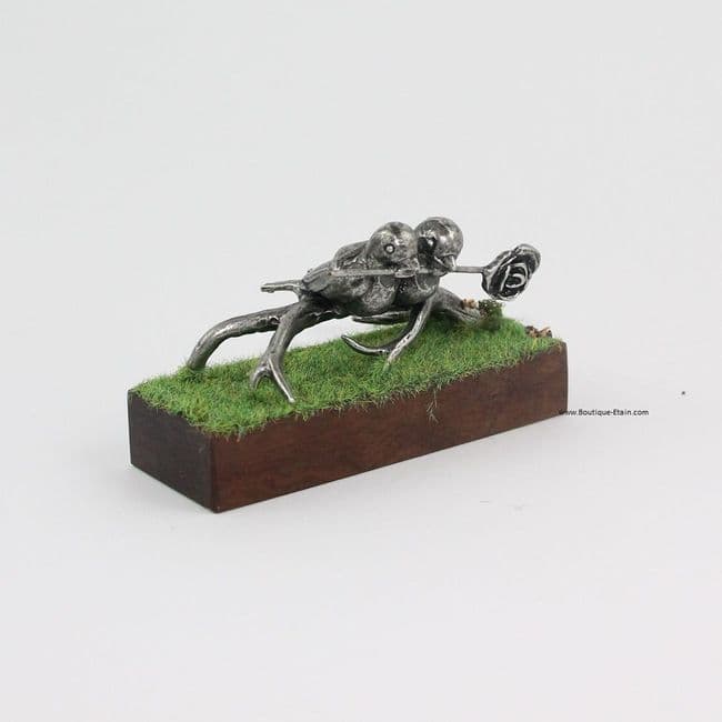 Couple d'oiseaux en étain sur socle enherbé