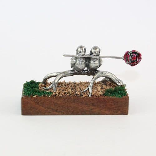 Couple d'oiseaux en étain sur socle nature