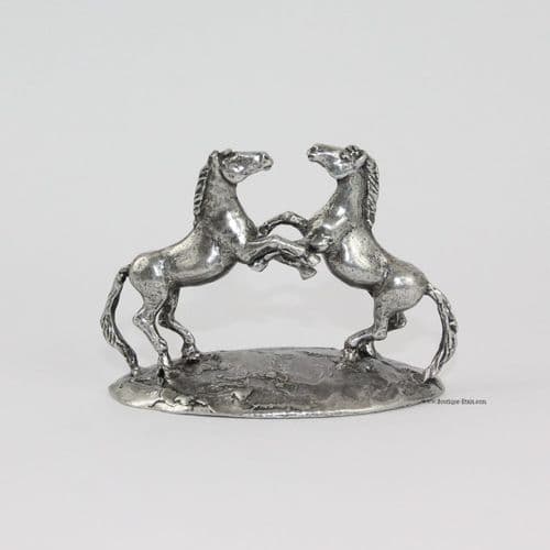 Couple de chevaux en étain sur socle