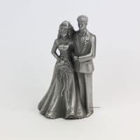 Couple de mariés en étain mat.