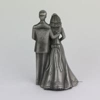 Couple de mariés en étain mat.