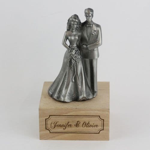 Couple de mariés en étain mat.