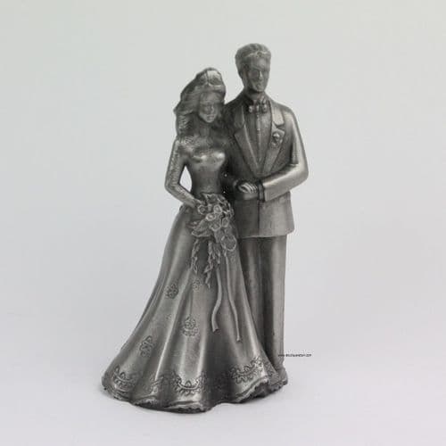 Couple de mariés en étain mat.