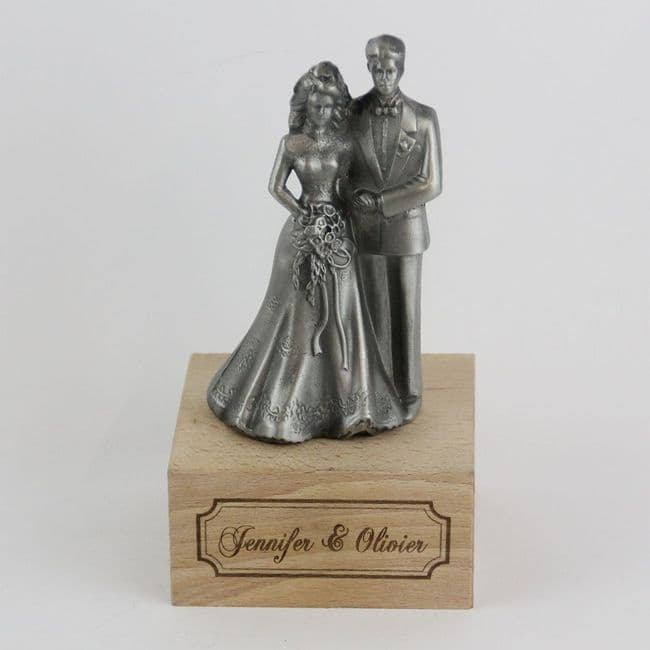 Couple de mariés en étain mat.