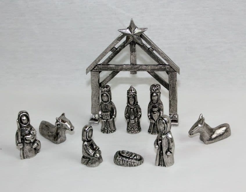 Crèche complète en étain, la nativité.