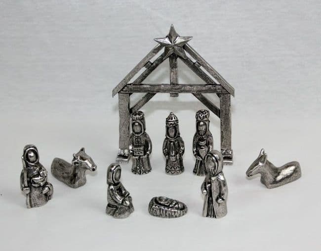 Crèche complète en étain, la nativité.
