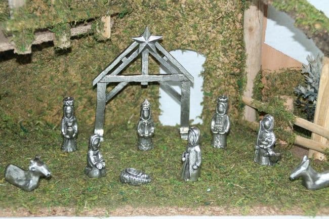 Crèche en étain, la nativité en étain.