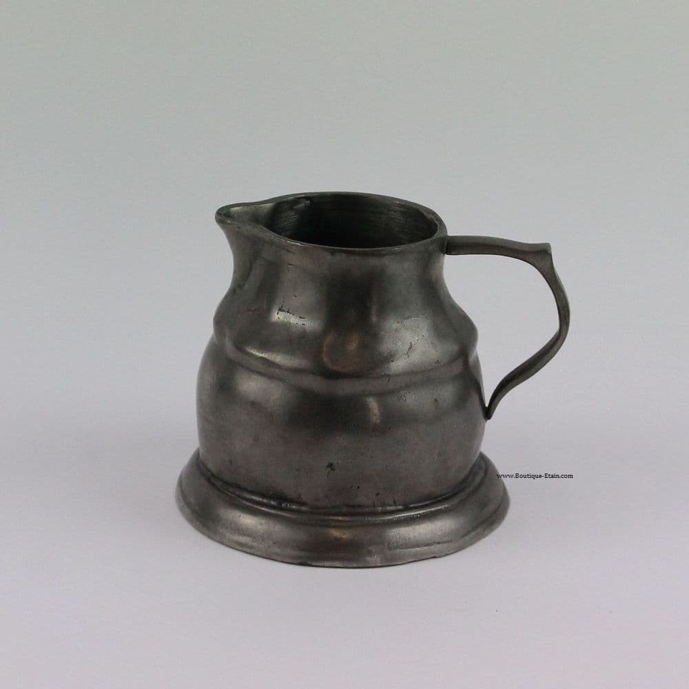 Cruche, pichet à bec et anse en étain style ancien.