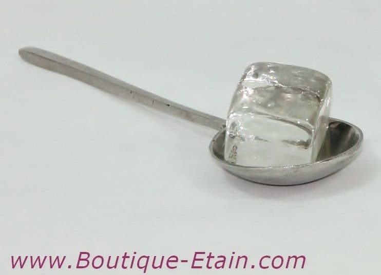Cuillère à glaçon en étain.