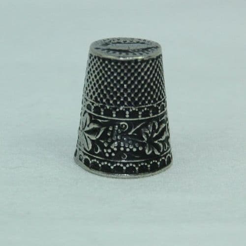 Dé à coudre en étain motif vignes et raisin