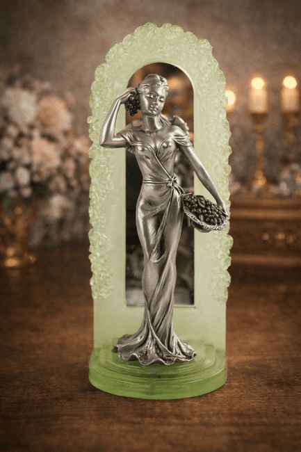 Figurine féminine thème raisin en étain