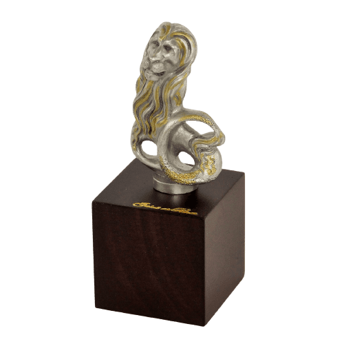 DESTOCKAGE -40% Figurine zodiacale Lion en étain sur socle bois