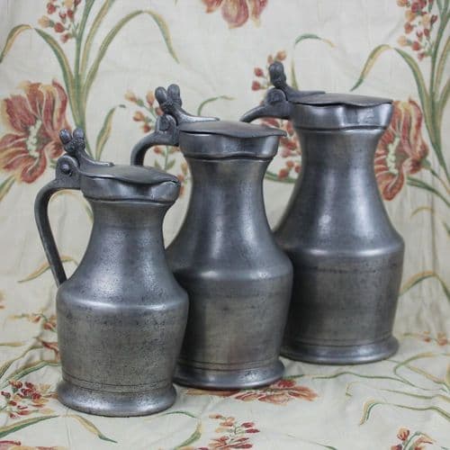 Ensemble de 3 pichets en étain ancien