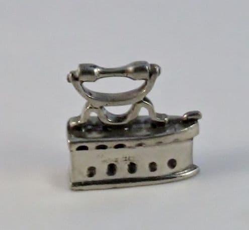 Fer à repasser miniature en étain