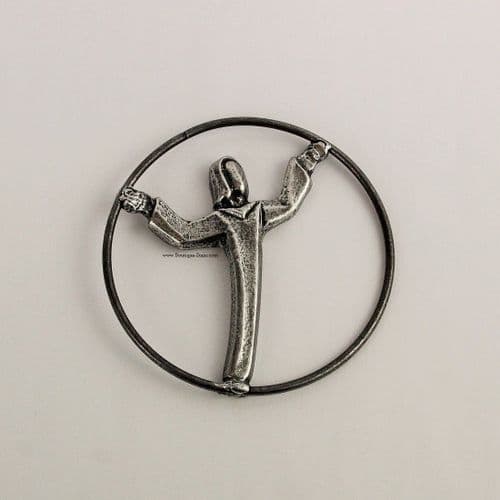 Figurine louange dans un cercle en étain