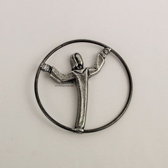 Figurine louange dans un cercle en étain