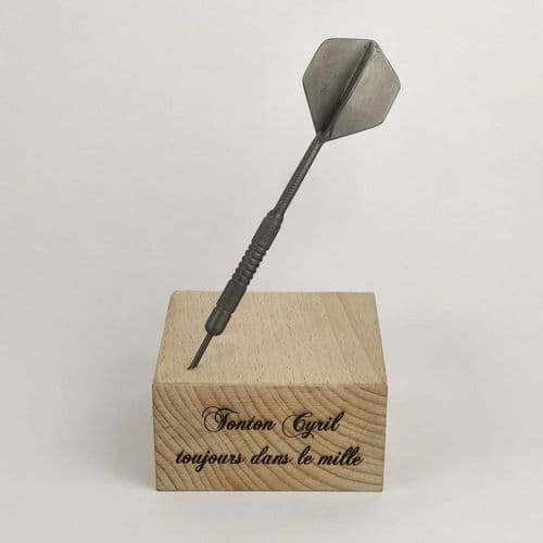Fléchette en étain sur socle en bois gravé