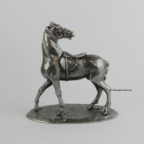 Grand cheval arnaché en étain sur socle