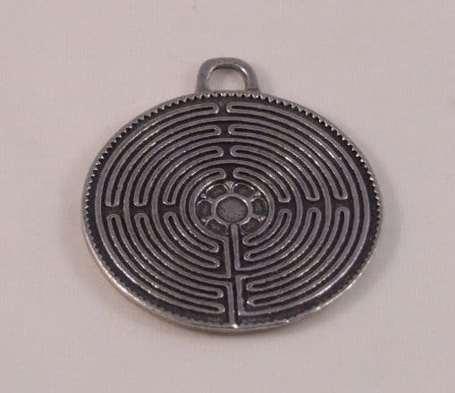 Grand pendentif,  médaillon en étain du Labyrinthe de Chartres