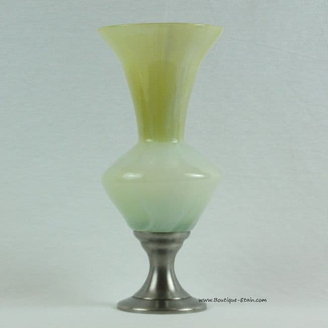 Grand vase en verre teinté jaune, et étain