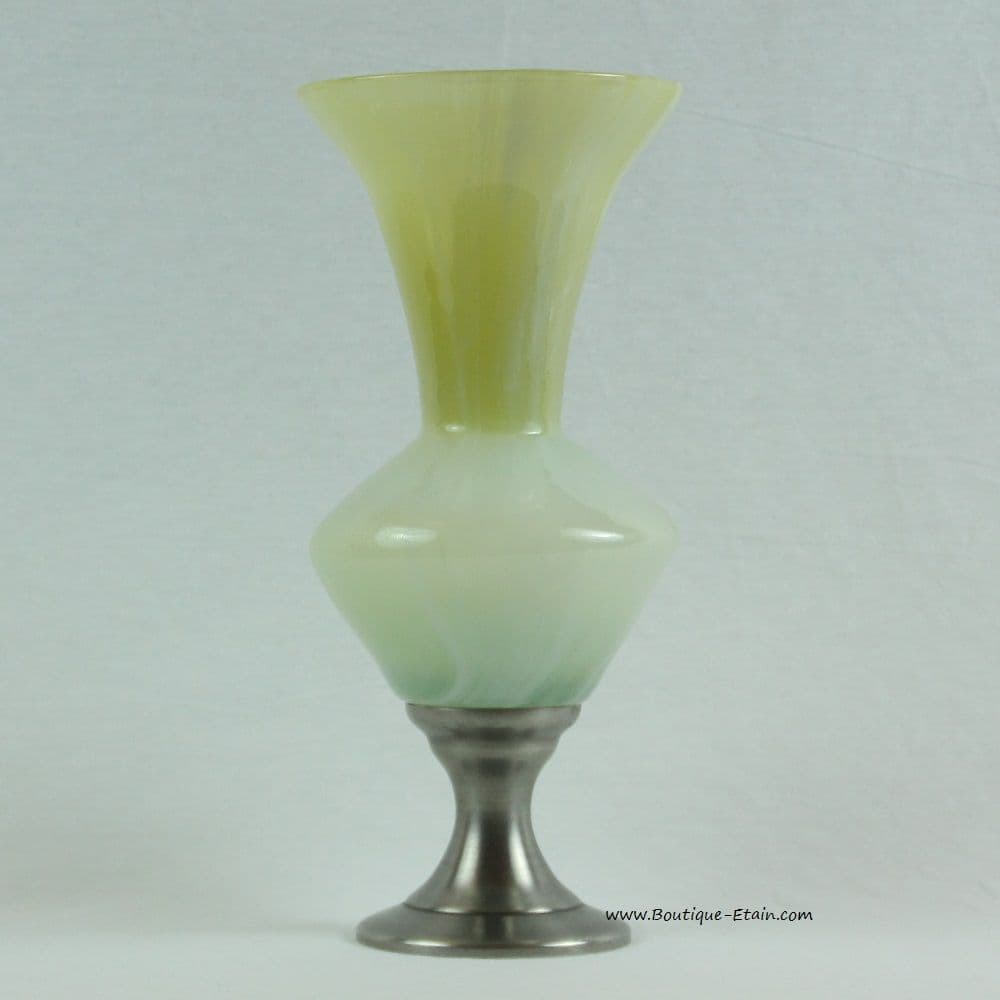Grand vase en verre teinté jaune, et étain