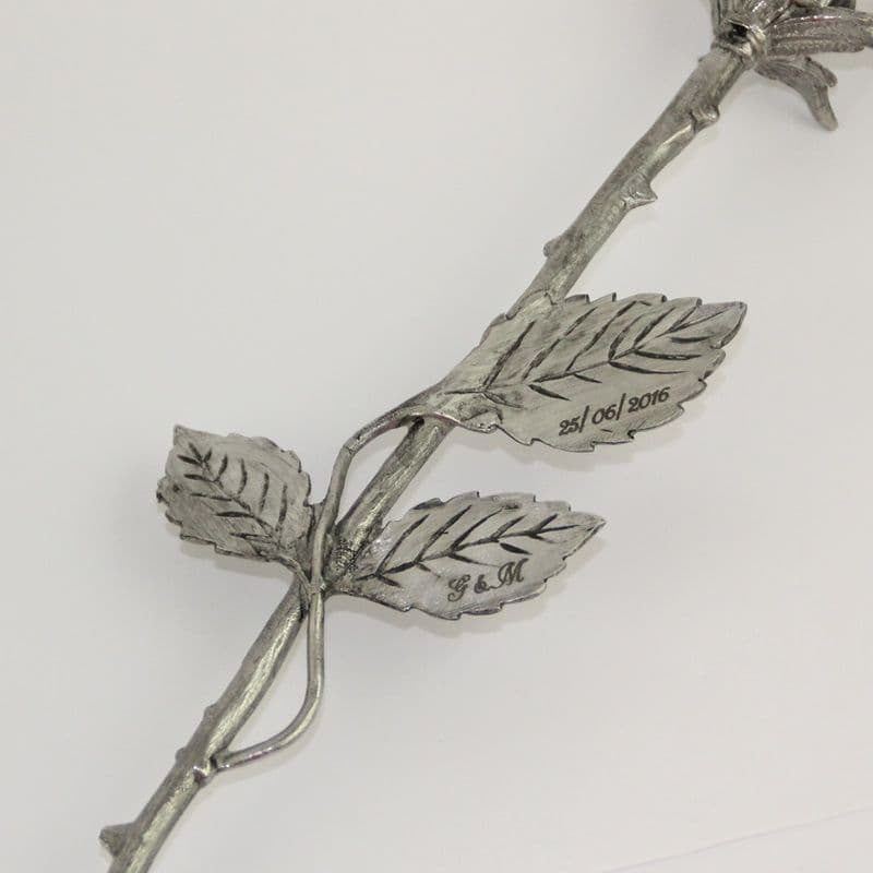 Grande rose en étain + feuilles gravées