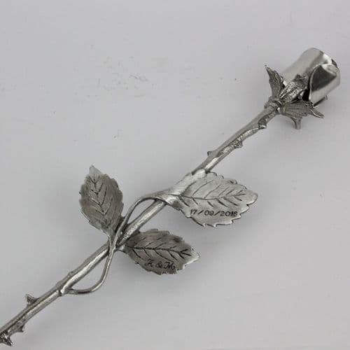 Grande rose en étain + feuilles gravées
