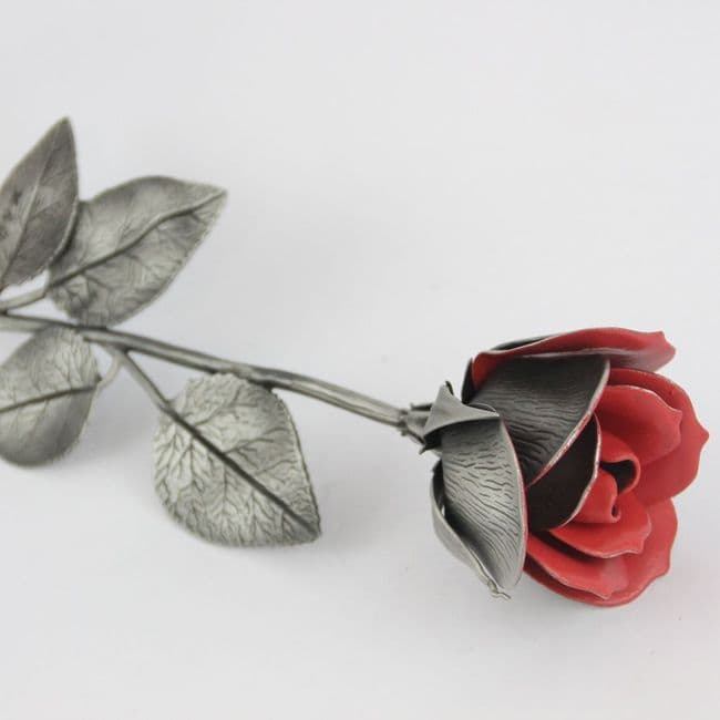 Grande rose en étain, peinte à la main et gravée