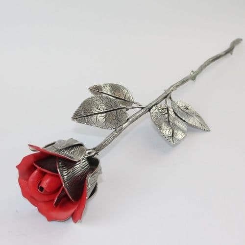 Grande rose rouge en étain, peinte à la main.
