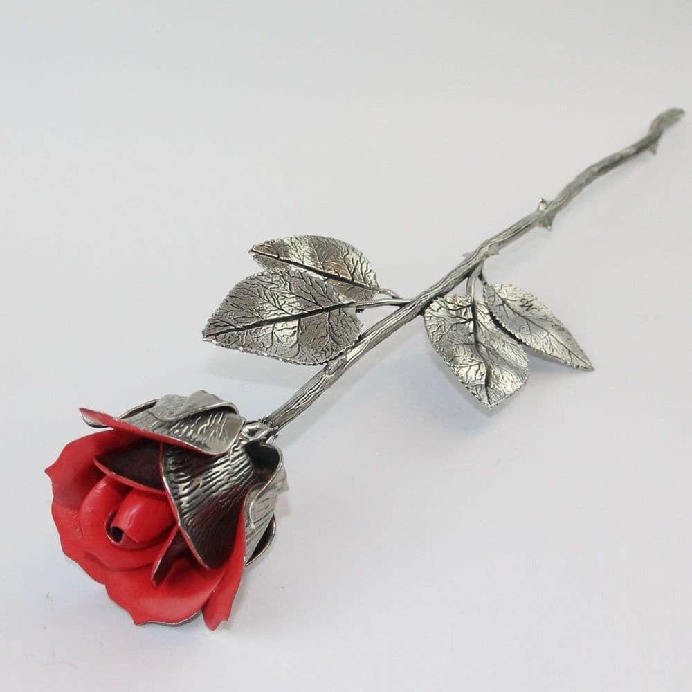 Grande rose rouge en étain, peinte à la main.