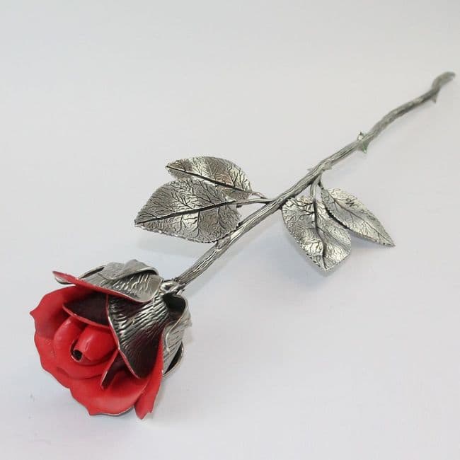 Grande rose rouge en étain, peinte à la main.