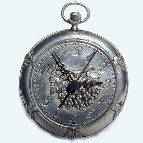 Horloge pendule en étain forme gousset motif vigne