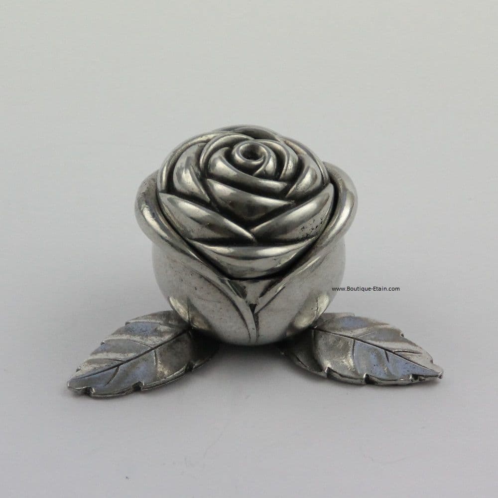 Jolie boîte en forme de rose en étain avec feuilles