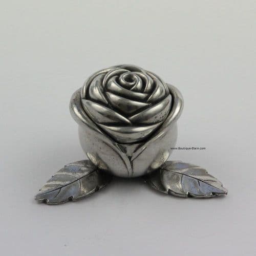 Jolie boîte en forme de rose en étain avec feuilles