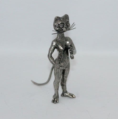 La chanteuse, la grande chatte au micro en étain